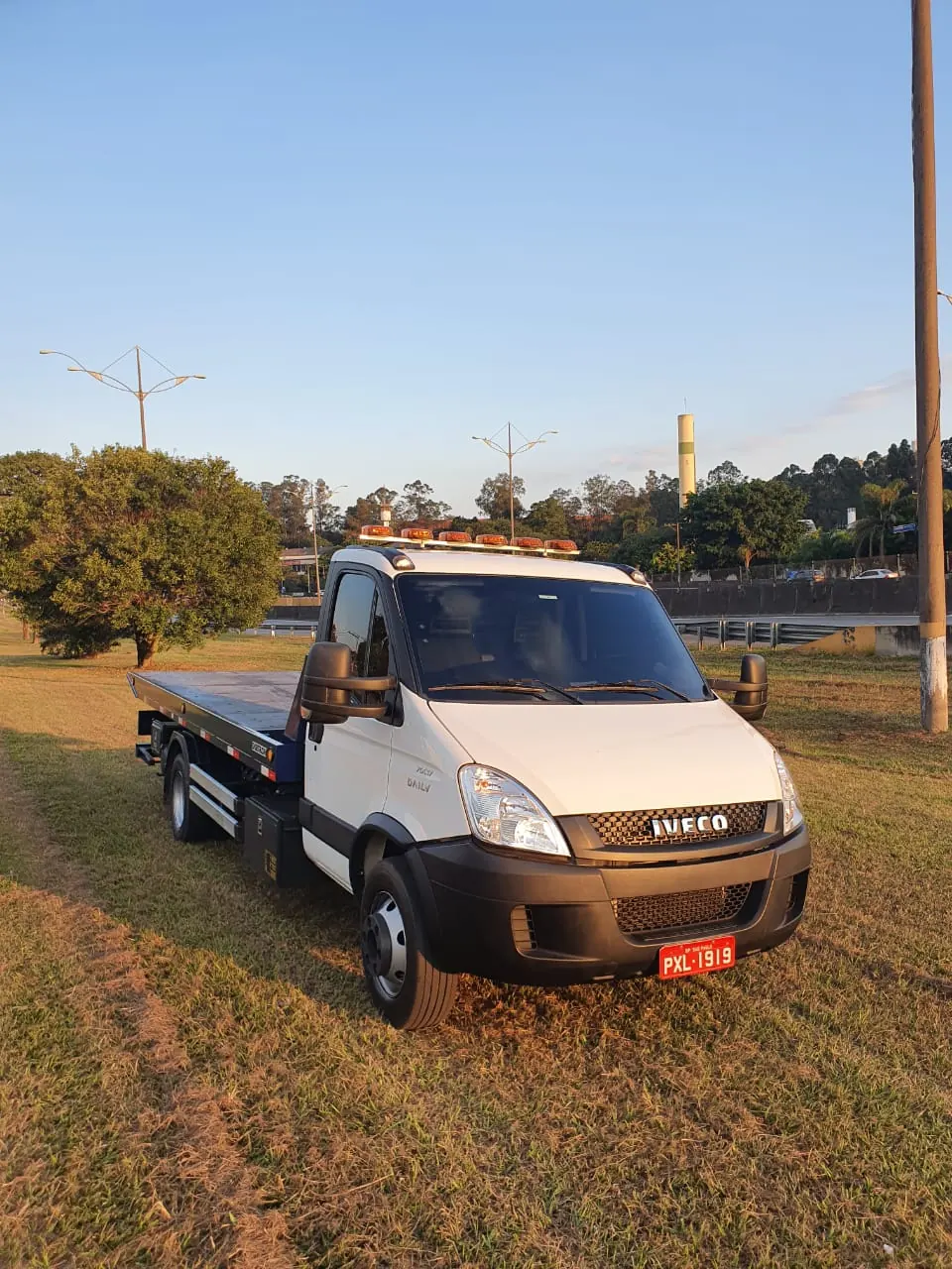 Caminhão guincho plataforma Iveco Daily branco