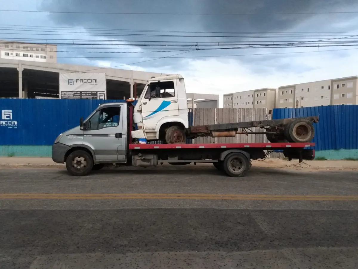 Guincho plataforma transportando cabine e chassi de caminhão